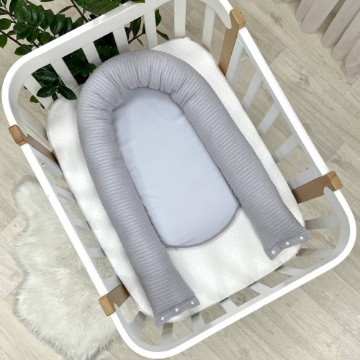Protejează somnul copilului tău cu Baby Nest Velvet gri - realizat din bumbac 100%